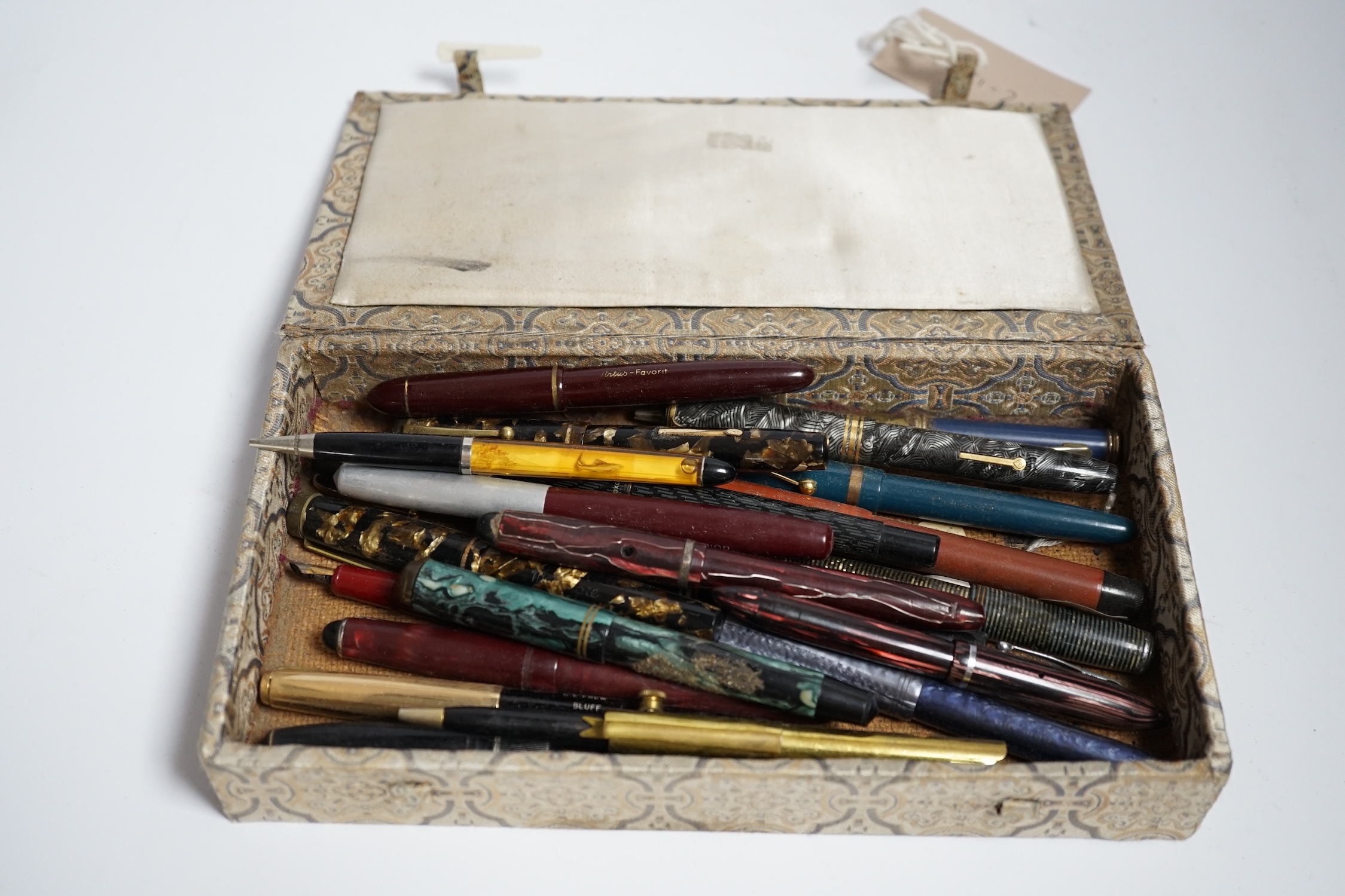 A collection of vintage fountain pen and boxes